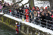 Schwimmer holten das Kreuz zurück aus der 4 Grad kalten Isar (Foto: Ingrid Grossmann)